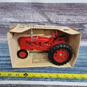 Vtg 1986 Ertl 1/16 scale IH Farmall Model H n/frontend diecast tractor red/black